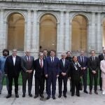 Foto de familia de Fernández Mañueco, Carlos Pollán, Jesús Julio Carnero, Conrado Íscar y Francisco Marhuenda con los premiados