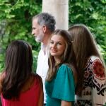 Los reyes Felipe y Letizia junto a sus hijas, la princesa Leonor y la infanta Sofía durante su visita a los jardines Alfabia