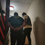 La Guardia Civil detiene al pirómano en su apartamento en una de las urbanizaciones de El Saler