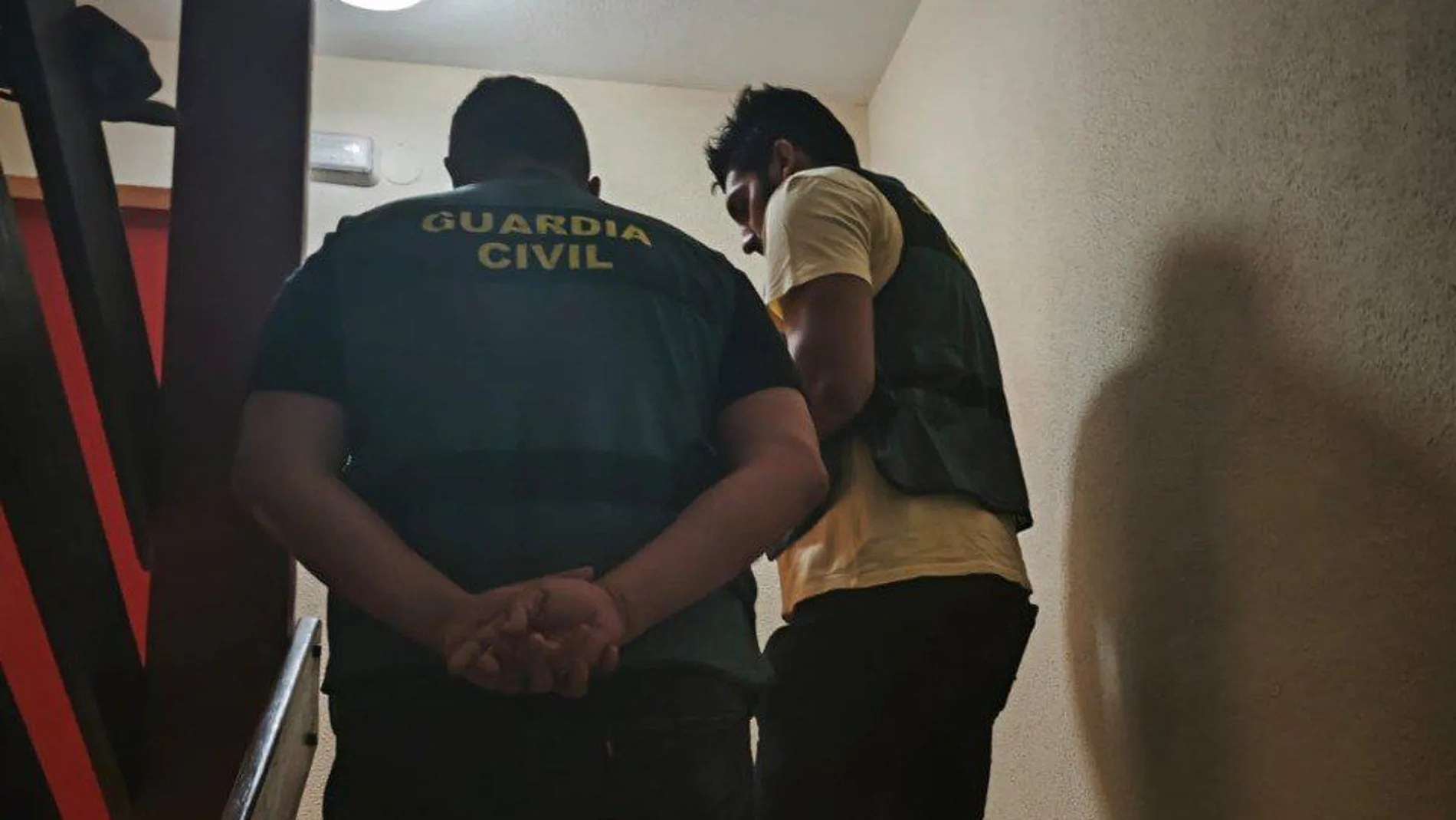 La Guardia Civil detiene al pirómano en su apartamento en una de las urbanizaciones de El Saler