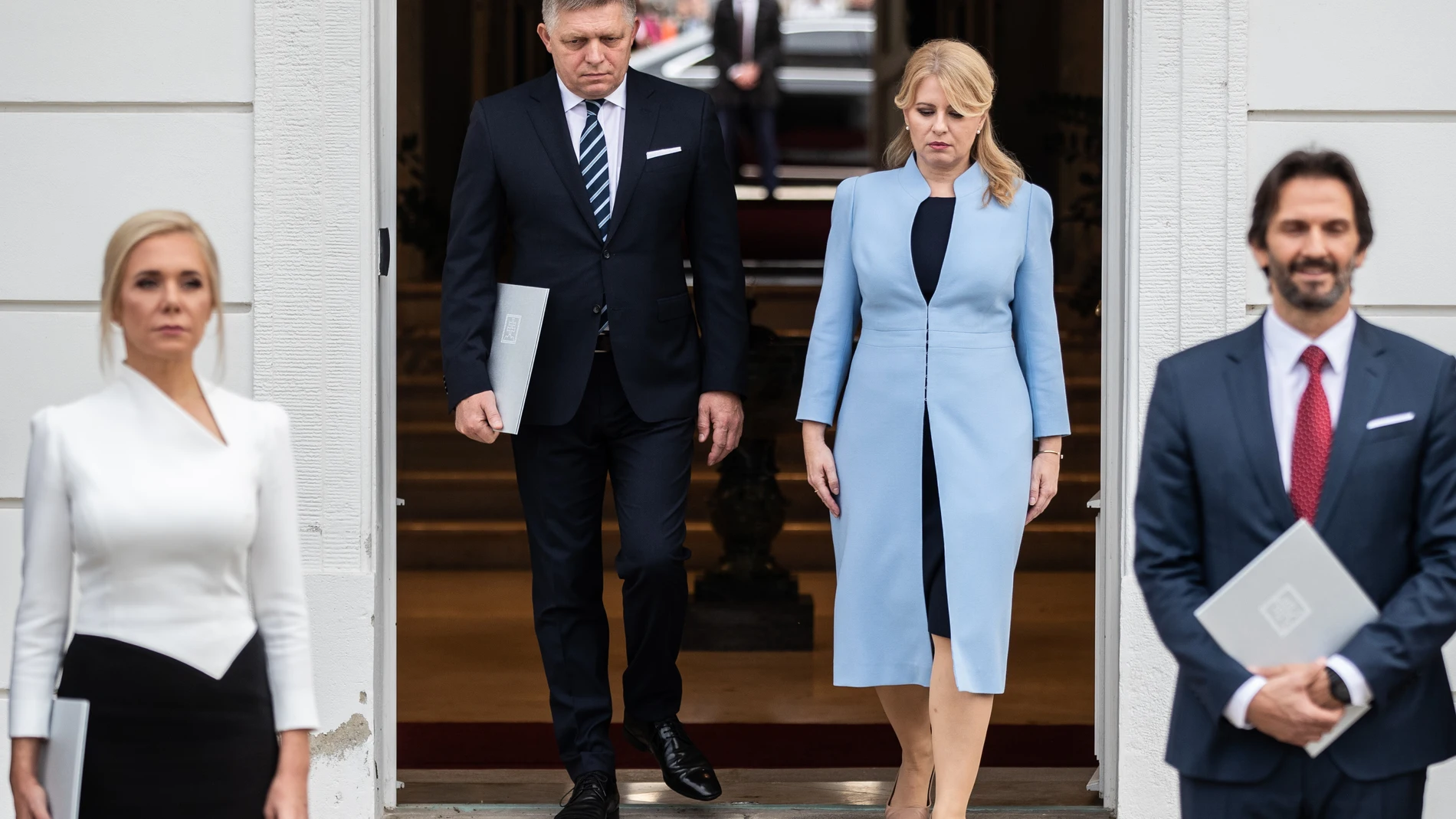 Bratislava (Slovakia (slovak Republic)), 25/10/2023.- Newly appointed Ministry of Economy Denisa Sakova (L), Slovakia's President Zuzana Caputova (C-R), newly appointed Prime Minister Robert Fico (C-L) and newly appointed Defense Minister Robert Kalinak (R), pose for the media after the new cabinet's inauguration, at the Presidential Palace in Bratislava, Slovakia, 25 October 2023. (Eslovaquia) EFE/EPA/JAKUB GAVLAK