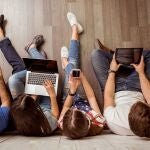 Jóvenes con tablets y teléfonos móviles.