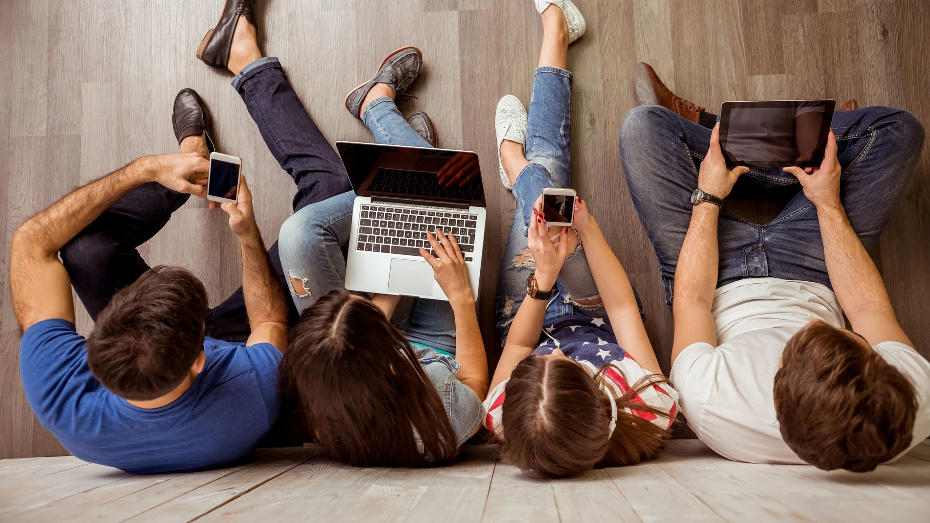 Jóvenes con tablets y teléfonos móviles.