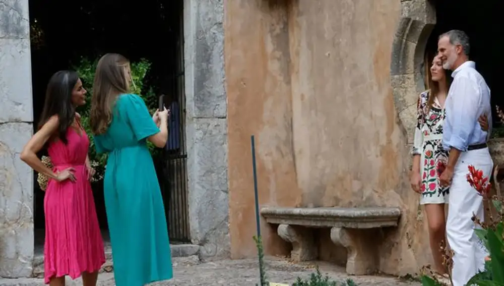 La princesa Leonor fotografía a don Felipe y la infanta Sofía, junto a la Reina Letizia, en los jardines de Alfabia en Mallorca