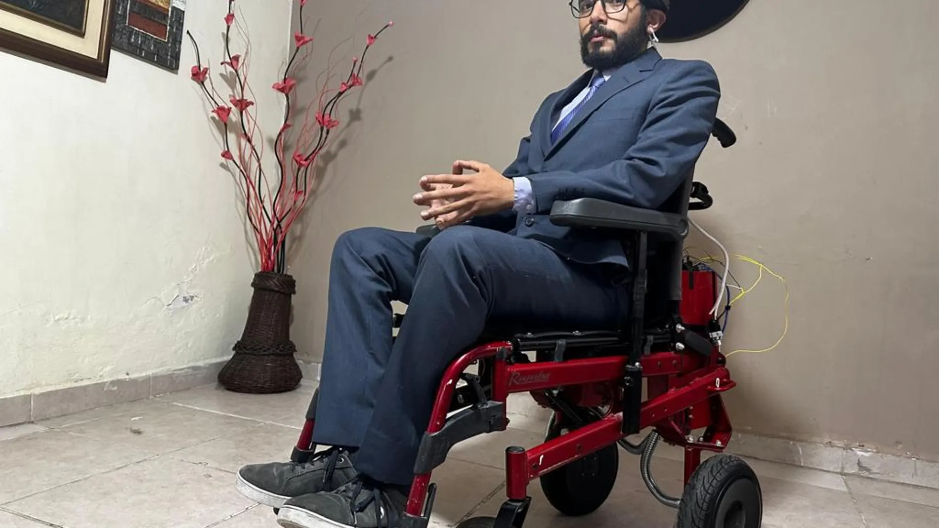 Carlos Abad, inventor del dispositivo que convierte cualquier silla de ruedas eléctrica para que se mueva con la mente, uno de los 15 finalistas de los premios Global eAwards