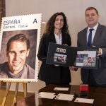 Mª Francisca Perelló, directora de la Fundación Rafa Nadal, y Juan Manuel Serrano, presidente de Correos, presentan su ‘Pack Filatélico Solidario’ a beneficio de los proyectos de la organización