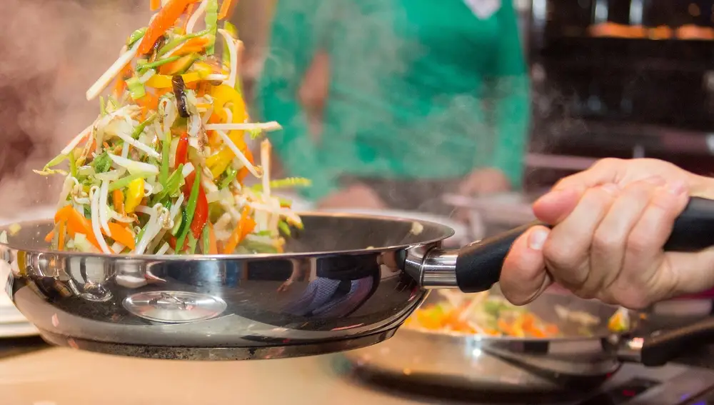 Es inevitable que, con el tiempo, se acabe perdiendo la capa antiadherente de las sartenes