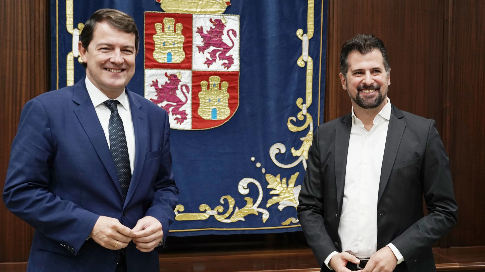Mañueco y Tudanca posan antes de la reunión