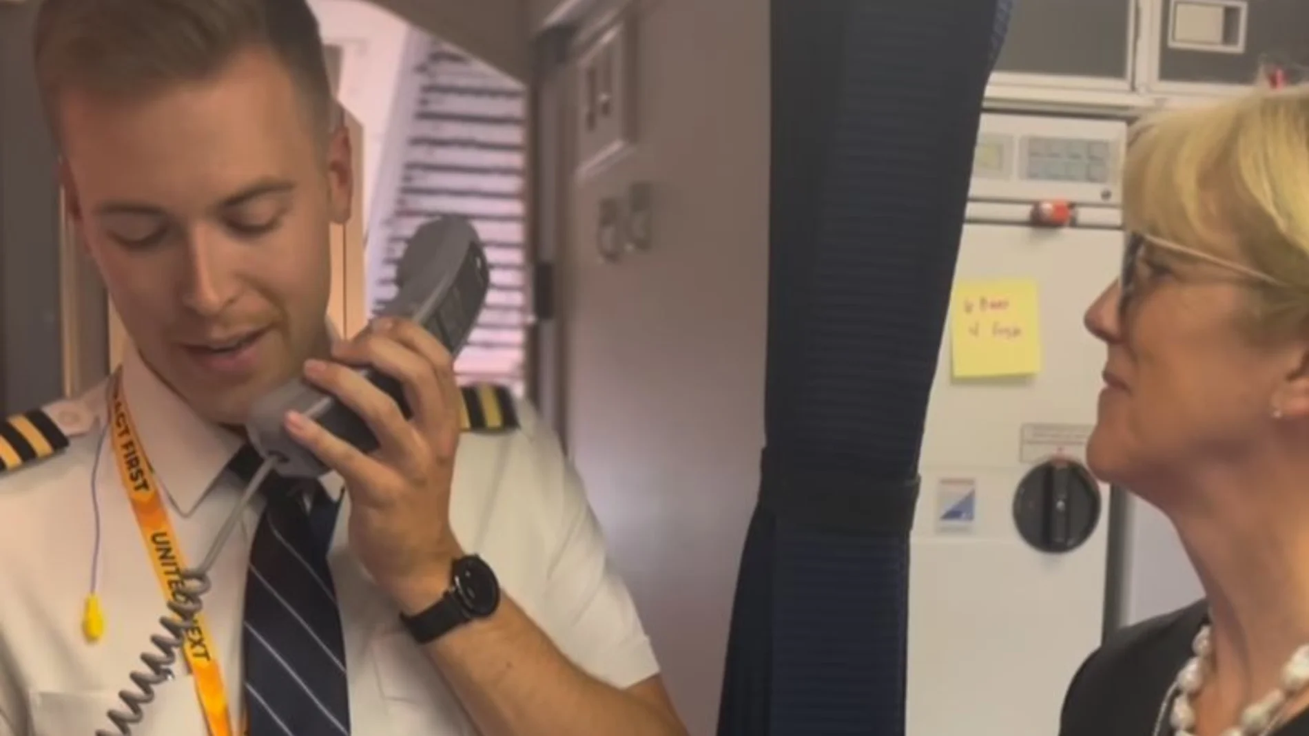 Un joven piloto sorprende a su madre azafata en el mismo vuelo