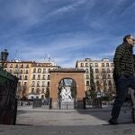 Una persona cruza la Plaza del 2 de Mayo