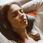 Chica escuchando música