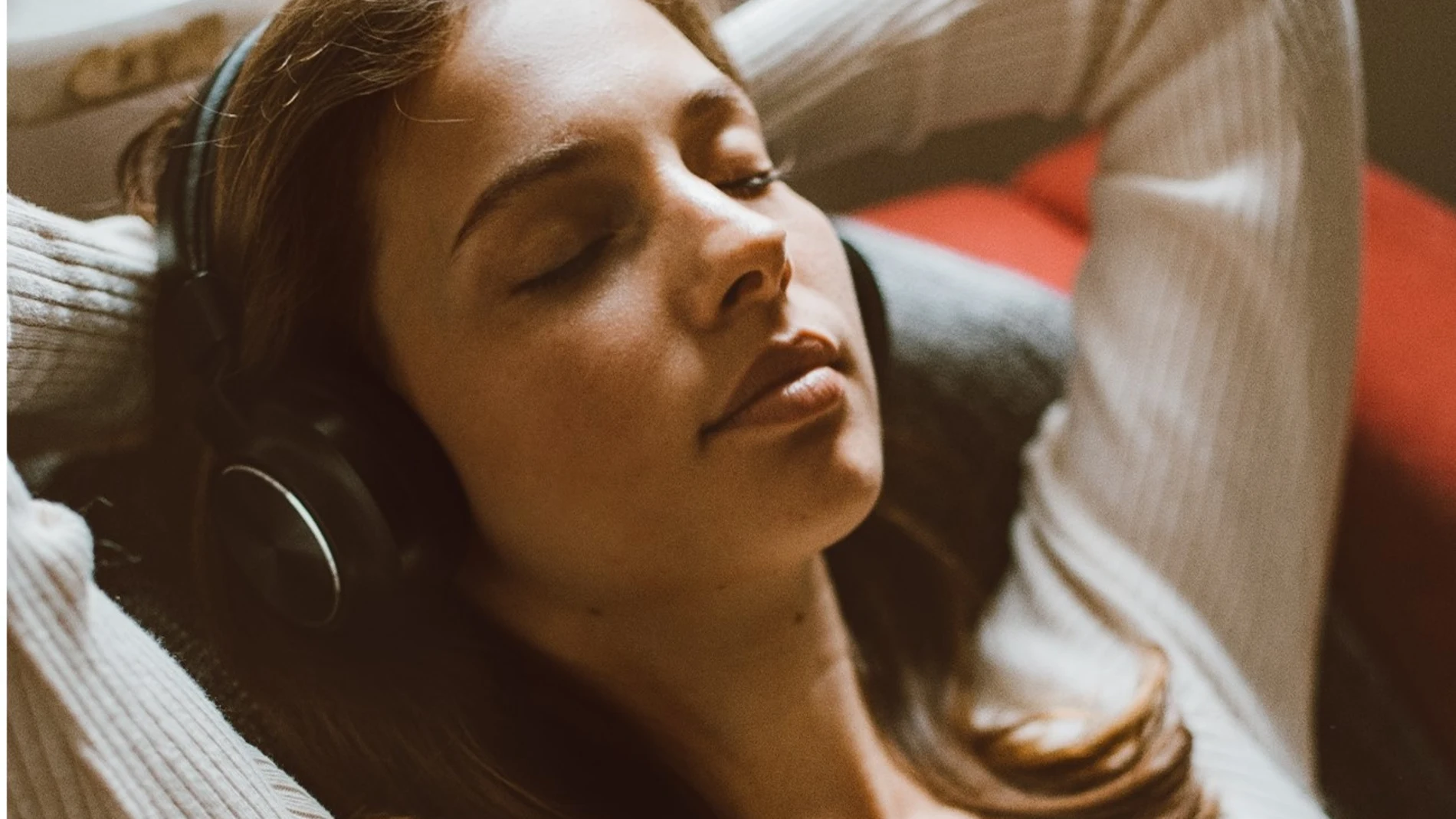 Chica escuchando música
