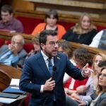 El presidente de la Generalitat, Pere Aragonès, en la sesión de control de este miércoles 25 de octubre en el Parlament de Catalunya.EUROPA PRESS-DAVID ZORRAKINO25/10/2023