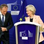 Ursula von der Leyen recibe en Bruselas al aún líder de la oposición polaca, Donald Tusk