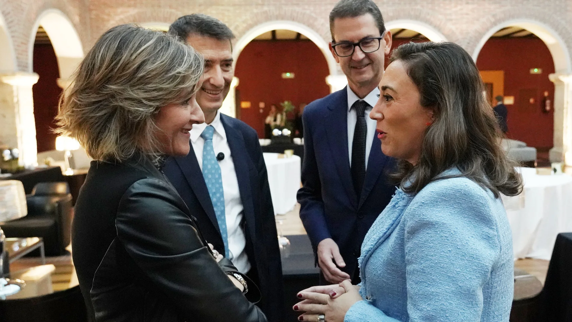 González Corral conversa con la directora territorial de BBVA en Noroeste, Marta Alonso, antes del encuentro