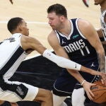 Wembanyama intenta arrebatar el balón a Luka Doncic