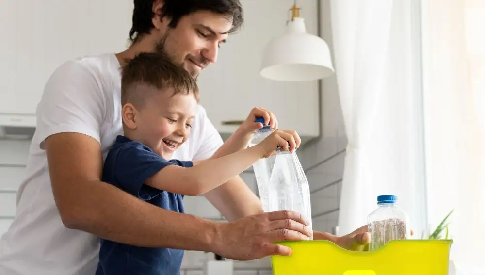 Padre e hijo reciclan botellas de plástico