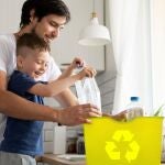Padre e hijo reciclan botellas de plástico
