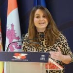 Patricia Gómez, viceportavoz del Grupo Parlamentario Socialista, atiende a la prensa