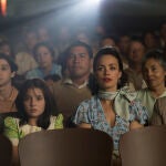 Valenzuela (izda.), Bejo y De la Torre en "La contadora de películas", de Lone Scherfig
