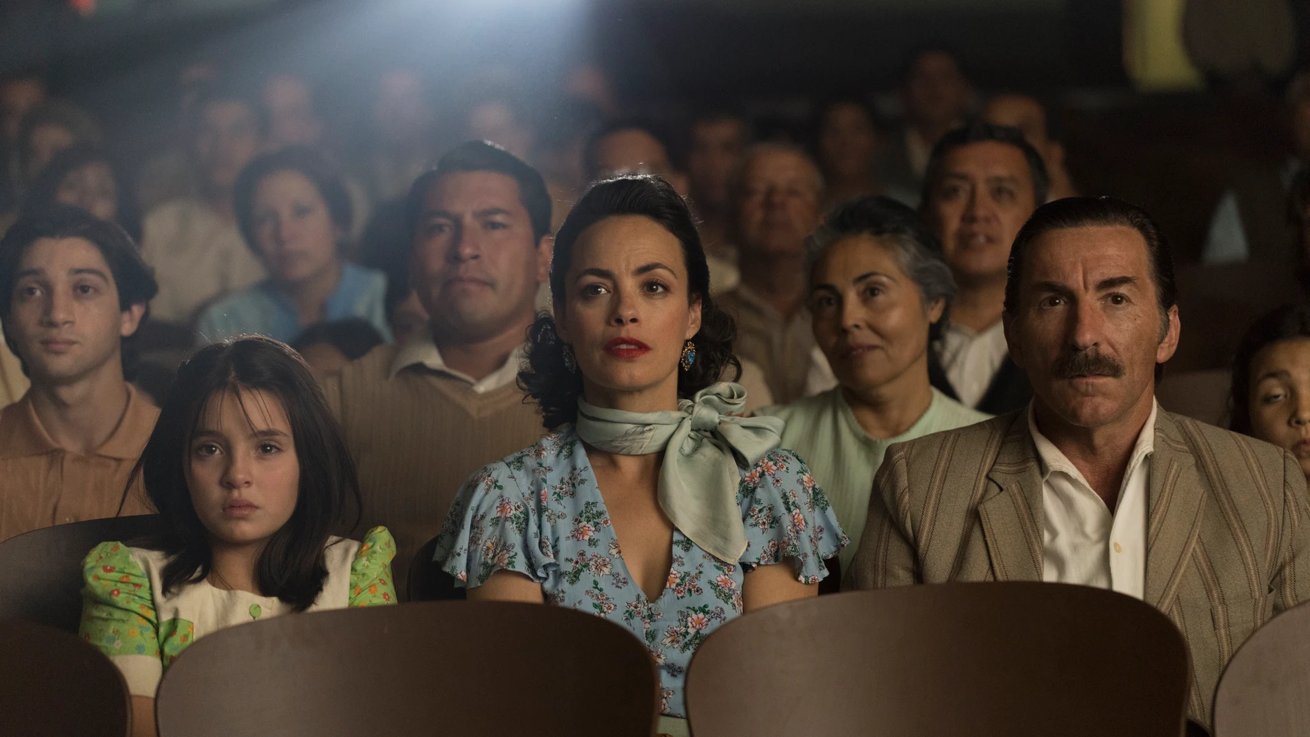 Valenzuela (izda.), Bejo y De la Torre en "La contadora de películas", de Lone Scherfig