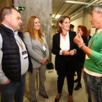 La ministra de Transición Ecológica en funciones, Teresa Ribera, conversa con la delegada Virginia Barcones, antes de iniciar la jornada