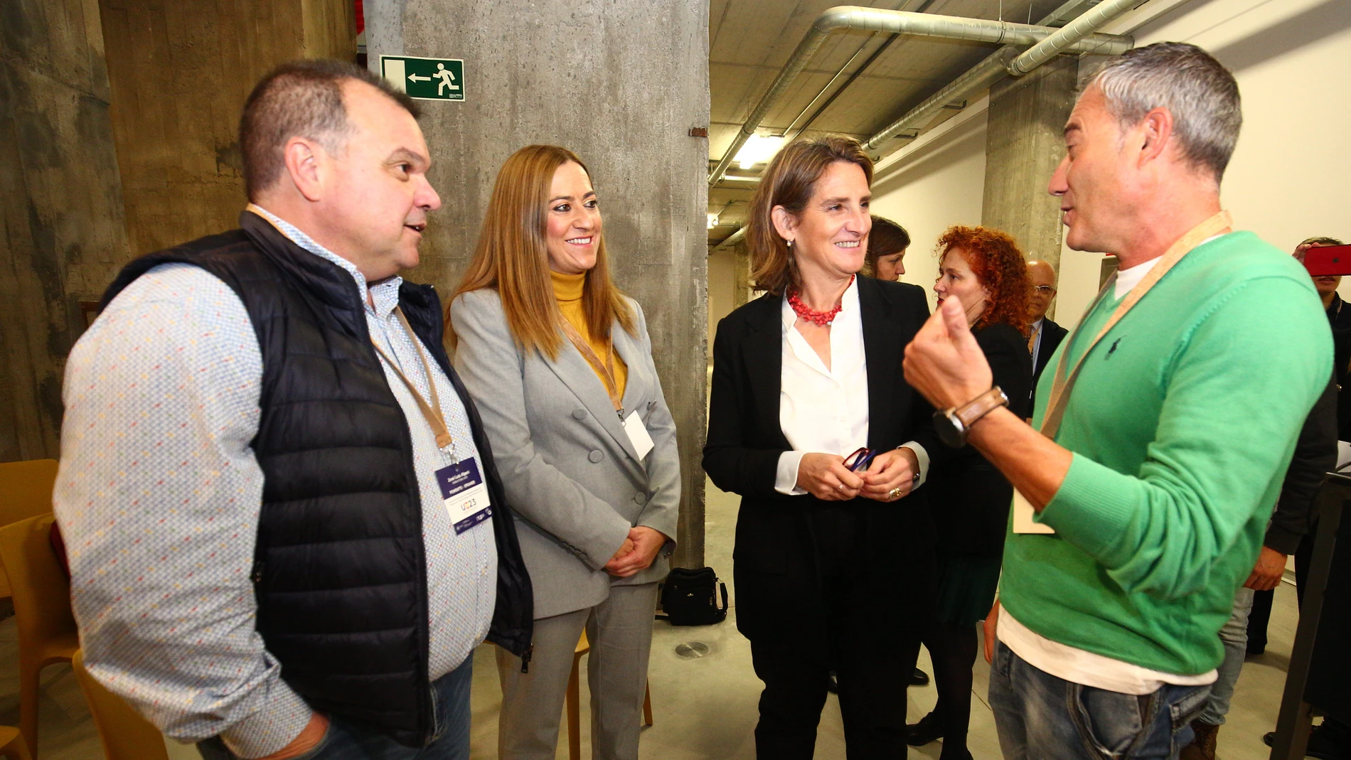 La ministra de Transición Ecológica en funciones, Teresa Ribera, conversa con la delegada Virginia Barcones, antes de iniciar la jornada