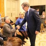 El alcalde de Salamanca, Carlos García Carbayo, saluda a los representantes de la Asociación Salmantina de Daño Cerebral Adquirido