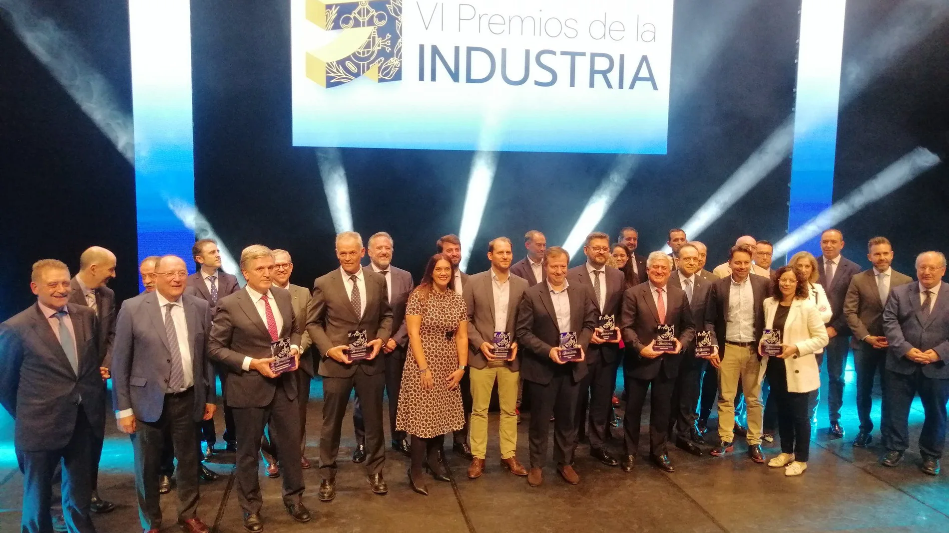 Foto de familia de los premiados con García-Gallardo y Carlos Pollan
