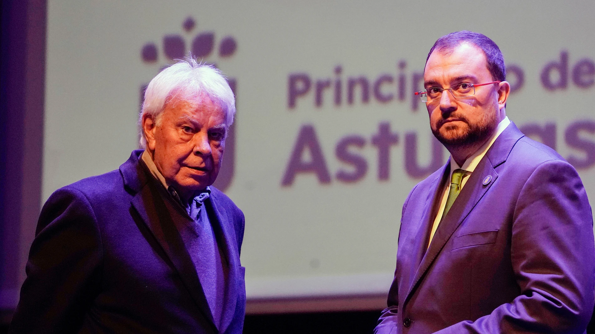 AVILÉS, 26/10/2023.- El expresidente del Gobierno Felipe González (i) conversa con el presidente del Principado, Adrián Barbón, a su llegada a los debates de XXVIII Reunión Plenaria de la Fundación Círculo de Montevideo, este jueves, en el Centro Niemeyer de Avilés. EFE/Paco Paredes
