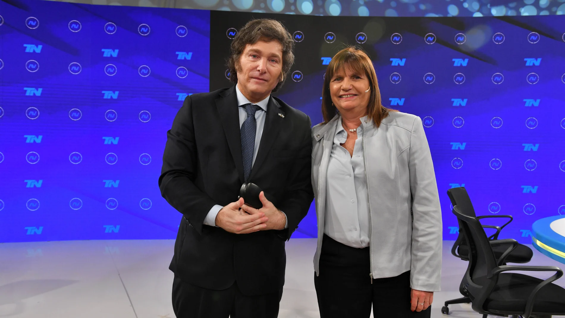 AME767. BUENOS AIRES (ARGENTINA), 25/10/2023.- El candidato presidencial Javier Milei y la ex candidata Patricia Bullrich posan durante su participación en el programa A Dos Voces, hoy, en Buenos Aires (Argentina). EFE/ Stringer