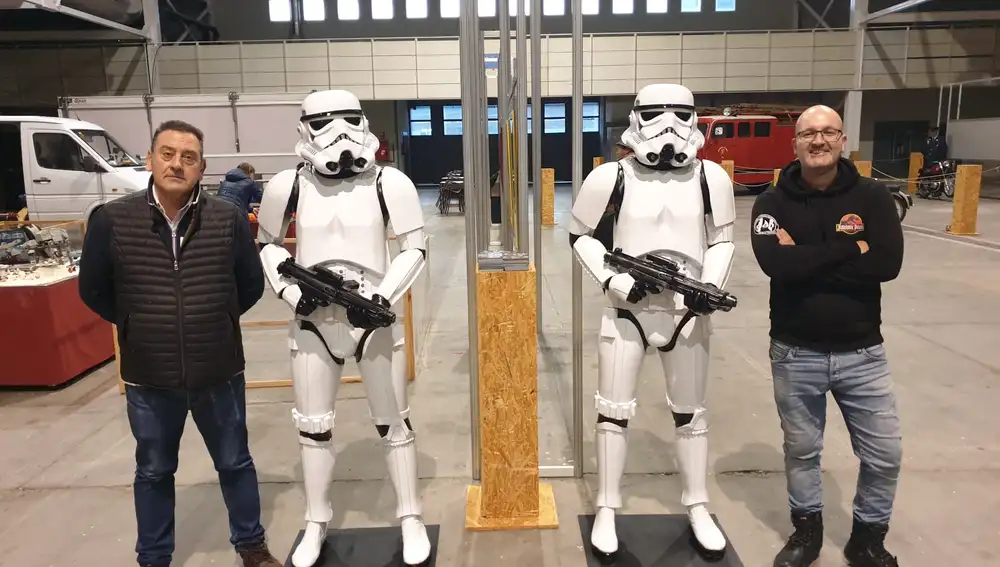 Carlos Ramírez posa con Juan Villa, del Museo Puerto Espacial, y dos personajes de Star Wars