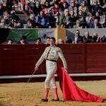 El diestro Jesulín de Ubrique en su faena tras su reaparición hoy junto a los toreros Cayetano Rivera y Pablo Aguado en la Plaza de Toros de Morón de La Frontera con toros de la ganadería de El Torero