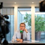 El líder del PP, Alberto Núñez Feijóo durante su intervención en Canal Sur Radio