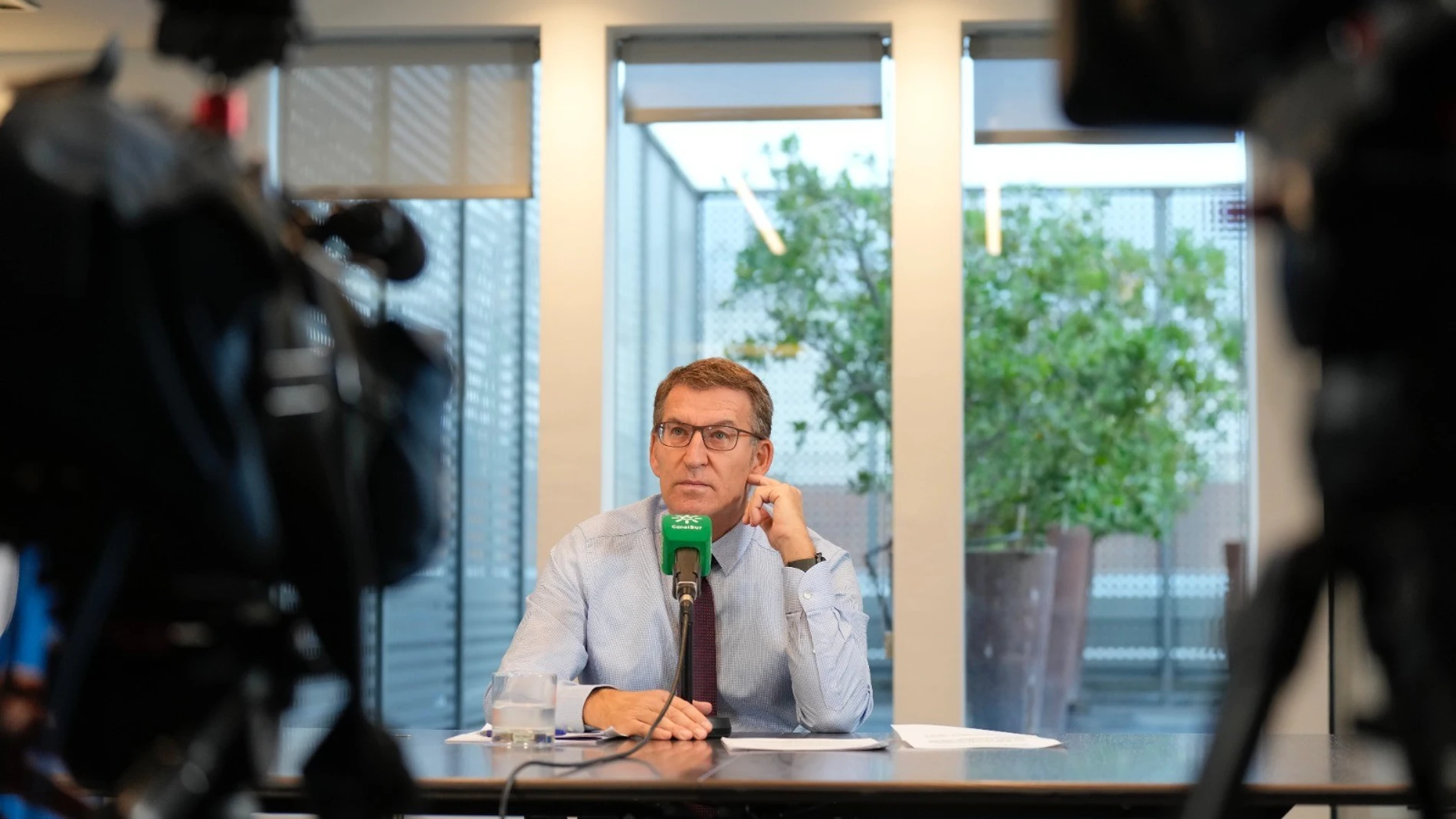 El líder del PP, Alberto Núñez Feijóo durante su intervención en Canal Sur Radio
