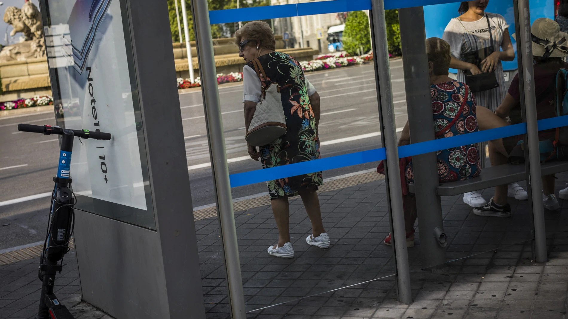 Patinete eléctrico en una parada de autobús