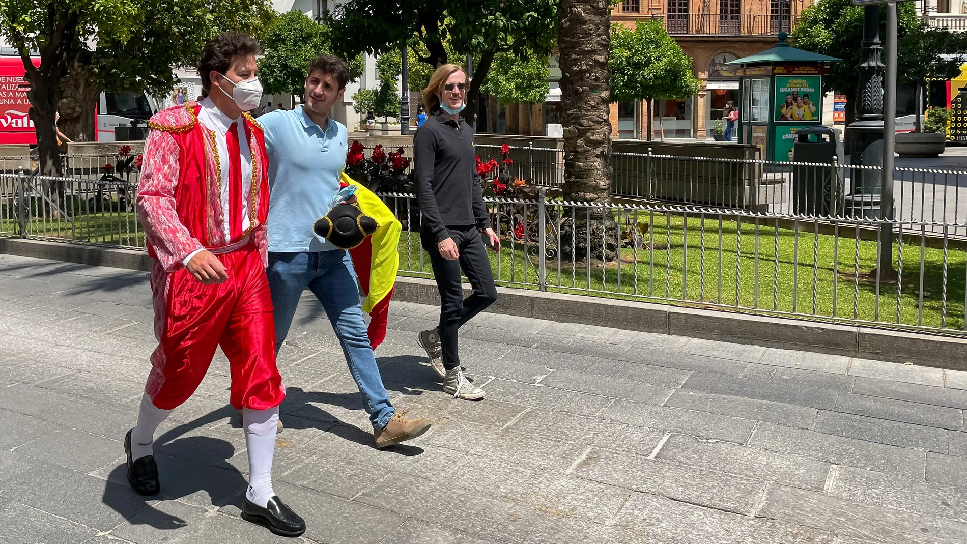 Un joven disfrazado de torero en una despedida de soltero