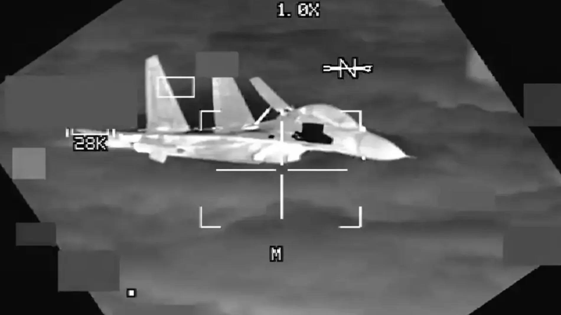 Un avión de combate chino J-11 capturado por una cámara montada en un B-52 de la Fuerza Aérea de EEUU