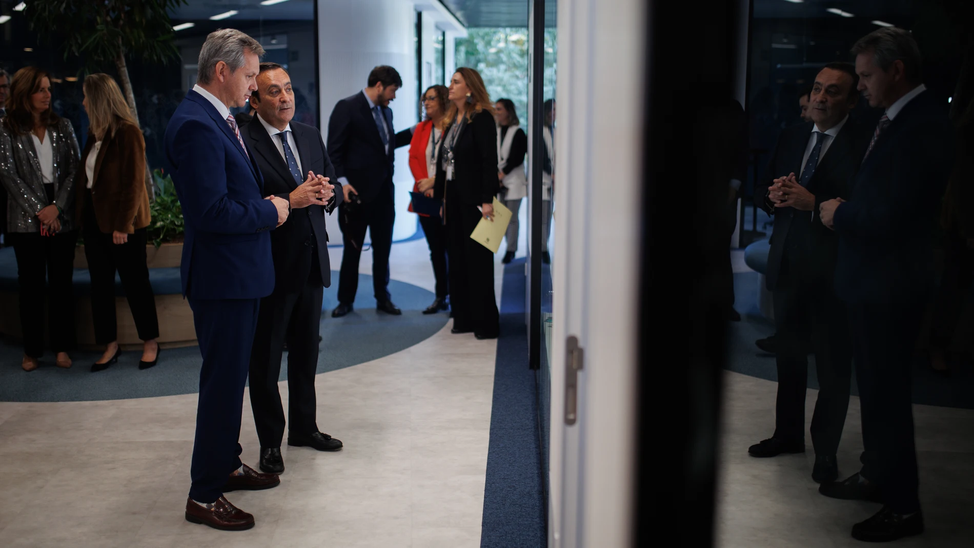 El ministro de Sanidad en funciones, José Miñones (i), visita junto al presidente de Cofares, Eduardo Pastor (d), la sede de la compañía de distribución farmacéutica COFARES, en el Parque Empresarial La Moraleja, a 27 de octubre de 2023, en Alcobendas, Madrid (España). COFARES es una cooperativa de distribución de medicamentos, productos y servicios sanitarios de capital 100% farmacéutico. 27 OCTUBRE 2023;COOPERATIVA;DISTRIBUCIÓN;FARMACIA;FARMACÉUTICA; Alejandro Martínez Vélez / Europa Pres...