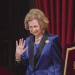 La reina Sofía saluda al público durante la ceremonia de entrega de la 42 edición de los Premios Princesa de Asturias, este viernes en el Teatro Campoamor de Oviedo.