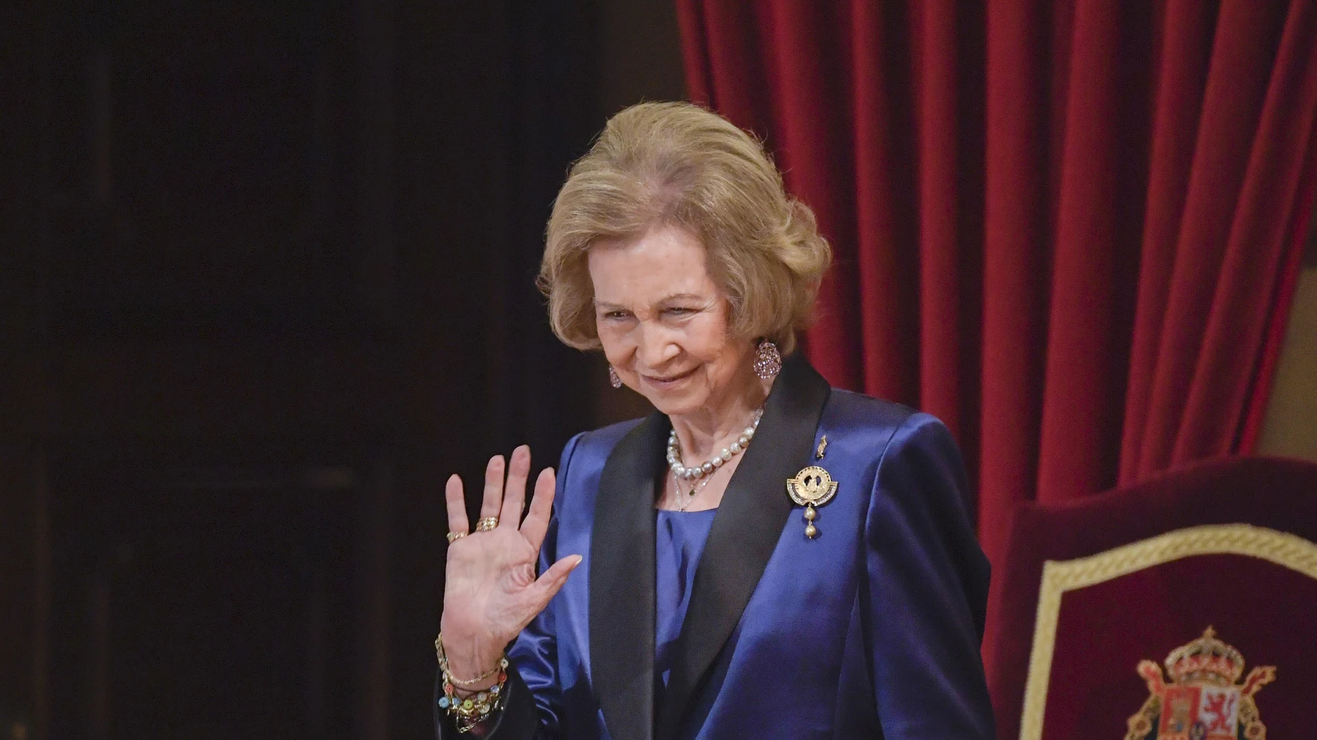 La reina Sofía saluda al público durante la ceremonia de entrega de la 42 edición de los Premios Princesa de Asturias, este viernes en el Teatro Campoamor de Oviedo.