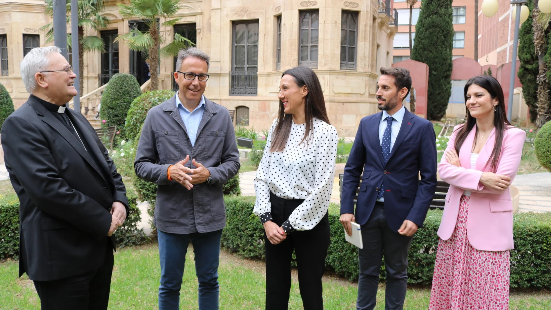 La consejera Carmen Conesa conversa con el obispo Lorca Planes y el alcalde de Lorca, Fulgencio Gil.