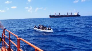 Una patera con varios inmigrantes llegando al municipio almeriense de Adra 