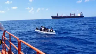 Una patera con varios inmigrantes llegando al municipio almeriense de Adra Una patera con varios inmigrantes llegando al municipio almeriense de Adra