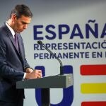 Brussels (Belgium), 27/10/2023.- Spain's acting Prime Minister Pedro Sanchez gives a press conference at the end of the second day of the European Council meeting in Brussels, Belgium, 27 October 2023. In a two-day summit on 26-27 October, EU leaders addressed the situation in the Middle-East and Ukraine, as well as the EU's long-term budget, migration, and external relations. (Bélgica, España, Ucrania, Bruselas) EFE/EPA/OLIVIER HOSLET