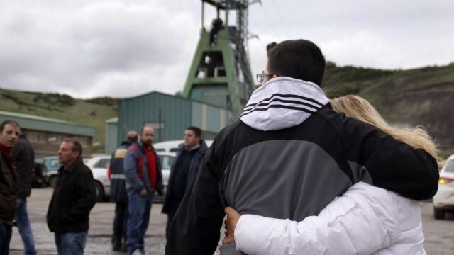 Familiares d elos fallecidos a la entrada del Pozo Emilio del Valle de la Hullera Vasco Leonesa en Santa Lucía de Gordón