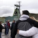 Familiares d elos fallecidos a la entrada del Pozo Emilio del Valle de la Hullera Vasco Leonesa en Santa Lucía de Gordón