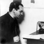 Fotografía de archivo de 1933 del escritor Federico García Lorca cuando recitaba uno de sus poemas a lo oyentes de una estación radial de Buenos Aires (Argentina). 
