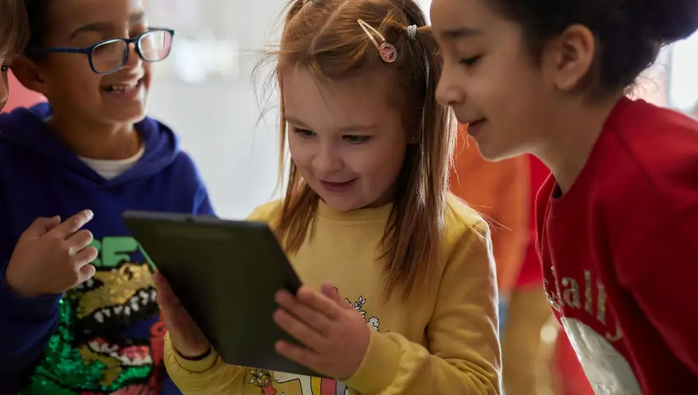 Varios niños participantes en el programa "DigiCraft en el cole"