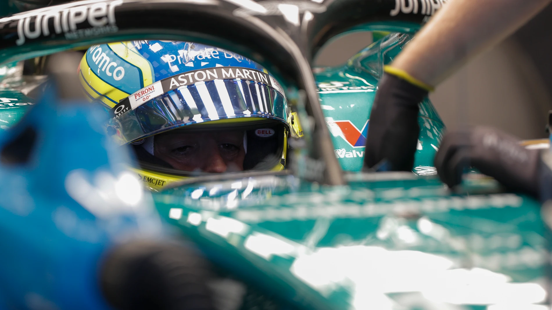 -FOTODELDÍA- MEX00. CIUDAD DE MÉXICO (MÉXICO), 27/10/2023.- El piloto español Fernando Alonso de la escudería Aston Martin conduce su monoplaza hoy, durante la segunda práctica del Gran Premio de México que se realiza en el Autódromo Hermanos Rodríguez de la Ciudad de México (México). EFE/Isaac Esquivel